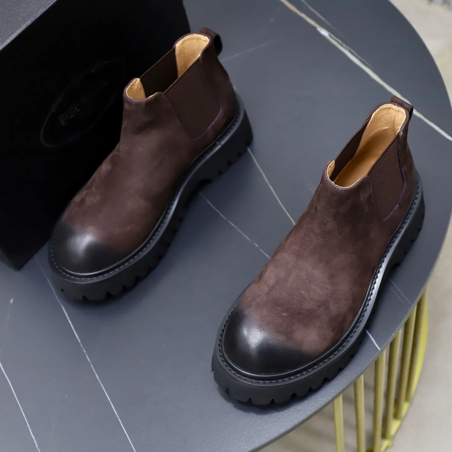 Men's shoes: 580💰🙅‍♂️🙅‍♂️🙅‍♂️ Brand: PRADA Standard code: 38-44 (45 customized) Grade: Same as the official website Material: Original high-grade high-mercerized light Comfortable and breathable pigskin lining Non-slip soft wear-resistant outsole Style category: Men's fashionable casual boots Distinguished luxury brand elements Top luxury Color: actual picture color